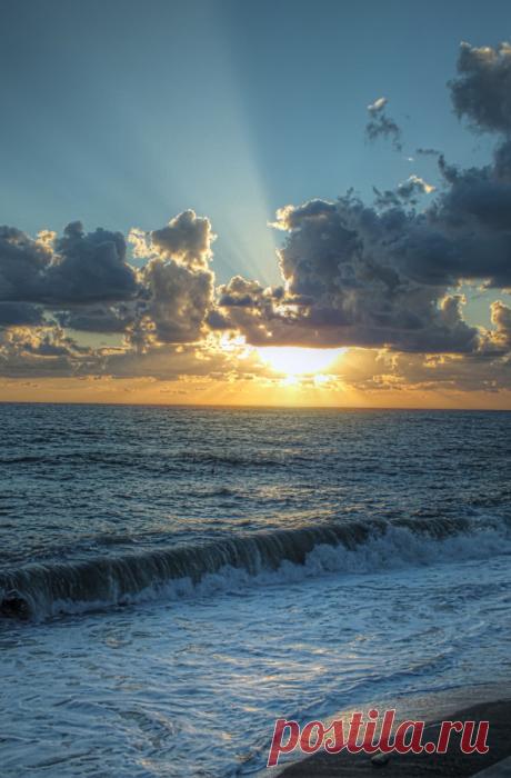 Адлер – резво процветающий курортный городок. На территории южного деления Краснодарского края привлекательно разместился изумительный курорт Адлер, из года в год притягивающий множество путников со всей России. Неподражаемая природа, огражденная от нашествия холодных бриз отрогами немаленького Кавказского хребта, нежное и нагретое Черное море, изрядно улучшенная туристическая инфраструктура, чистые песчаные берега – это все сделает ваш покой в Адлере необычным.ф