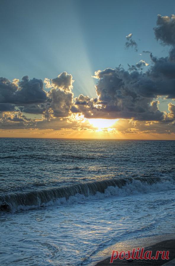 Адлер – резво процветающий курортный городок. На территории южного деления Краснодарского края привлекательно разместился изумительный курорт Адлер, из года в год притягивающий множество путников со всей России. Неподражаемая природа, огражденная от нашествия холодных бриз отрогами немаленького Кавказского хребта, нежное и нагретое Черное море, изрядно улучшенная туристическая инфраструктура, чистые песчаные берега – это все сделает ваш покой в Адлере необычным.ф