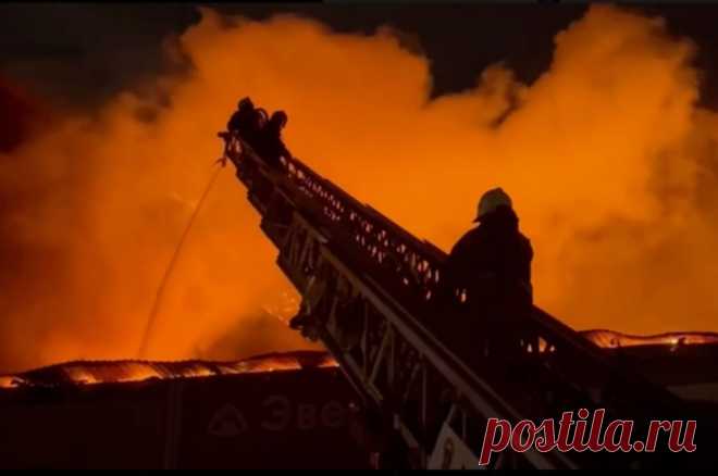 Шесть человек отравились угарным газом во время пожара в Томске. Самой юной пострадавшей 15 лет.