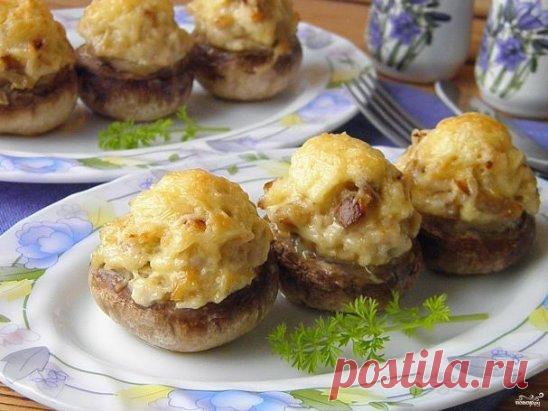 Фаршированные шампиньоны в духовке с сыром
http://povar.ru/recipes/farshirovannye_shampinony_v_duhovke_s_syrom-38432.html