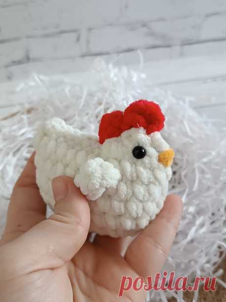 PDF Курочка крючком. FREE crochet pattern; Аmigurumi toy patterns. Амигуруми схемы и описания на русском. Вязаные игрушки и поделки своими руками #amimore - маленькая курочка к Пасхе, пасхальная курица из плюшевой пряжи, плюшевая птица.