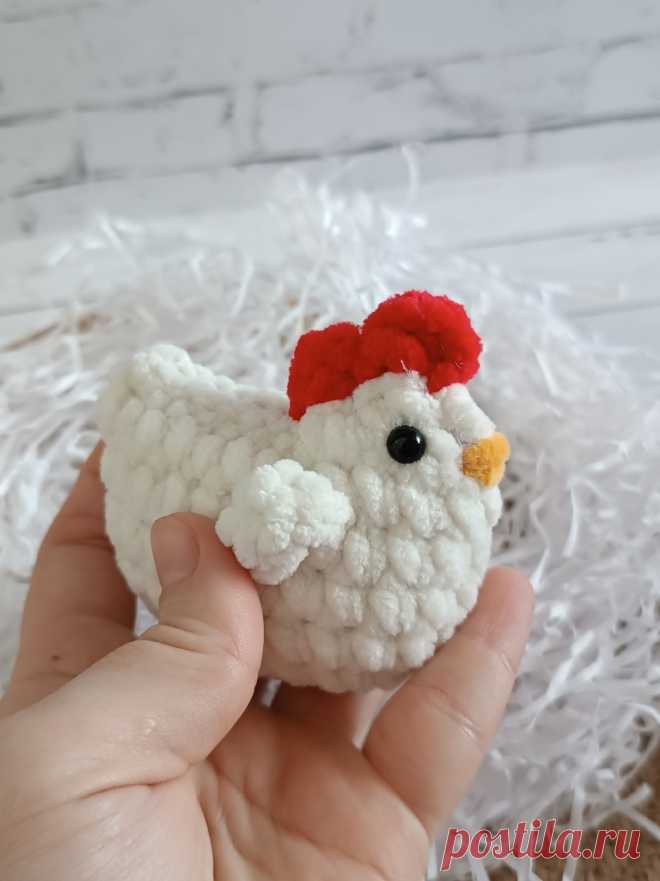 PDF Курочка крючком. FREE crochet pattern; Аmigurumi toy patterns. Амигуруми схемы и описания на русском. Вязаные игрушки и поделки своими руками #amimore - маленькая курочка к Пасхе, пасхальная курица из плюшевой пряжи, плюшевая птица.