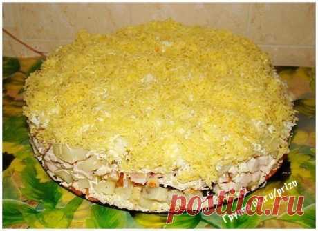 Cлоеный салатик с копченной курицей, черносливом и сыром 

Ингредиенты: 
Копченная курица (я брала филе) – грамм 400-500
Картофель – 4 средних штуки
Морковь – 2 средних
Чернослив – грамм 100-150 (без косточек)
Майонез – грамм 100-150
Грецкие орехи – грамм 150
Яйца – 4 штуки
Немного соли
Разъемная форма

Приготовление:
Овощи и яйца отварить и почистить от кожуры и скорлупы. Курицу нарезать кубиками, чернослив мелкими кусочками. Орехи измельчить. В последнюю очередь нарезаем...