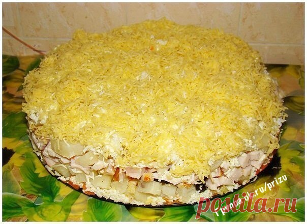 Cлоеный салатик с копченной курицей, черносливом и сыром 

Ингредиенты: 
Копченная курица (я брала филе) – грамм 400-500
Картофель – 4 средних штуки
Морковь – 2 средних
Чернослив – грамм 100-150 (без косточек)
Майонез – грамм 100-150
Грецкие орехи – грамм 150
Яйца – 4 штуки
Немного соли
Разъемная форма

Приготовление:
Овощи и яйца отварить и почистить от кожуры и скорлупы. Курицу нарезать кубиками, чернослив мелкими кусочками. Орехи измельчить. В последнюю очередь нарезаем...