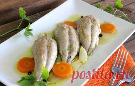 Маринованная скумбрия с овощами.
Вкуснейшая маринованная рыба скумбрия, отваренная в рассоле с овощами, яблочным уксусом, белым вином, растительным маслом и выдержанная 24 часа в холодильнике. По такому методу можно мариновать любую рыбу.
