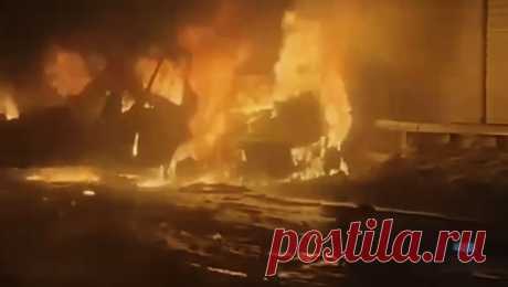 В Москве на шоссе несколько машин загорелись из-за ДТП с уснувшим водителем. В Москве на Киевском шоссе произошло массовое ДТП с участием уснувшего водителя. Об этом сообщает Telegram-канал Baza. Инцидент произошел на 34-м километре трассы. После аварии с &quot;Газелью&quot;, вторая участница ДТП, водитель ...