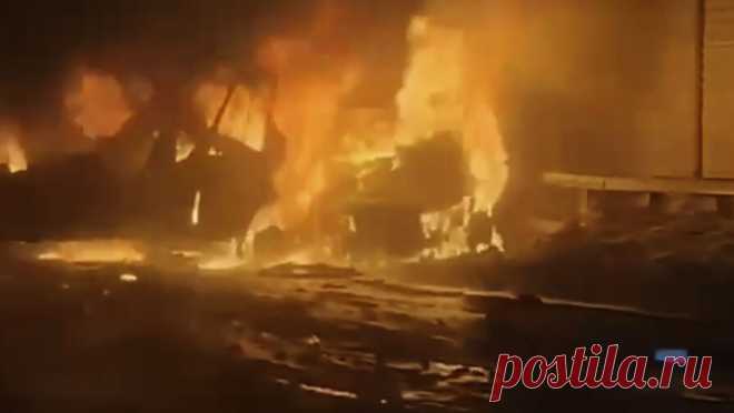В Москве на шоссе несколько машин загорелись из-за ДТП с уснувшим водителем. В Москве на Киевском шоссе произошло массовое ДТП с участием уснувшего водителя. Об этом сообщает Telegram-канал Baza. Инцидент произошел на 34-м километре трассы. После аварии с "Газелью", вторая участница ДТП, водитель ...