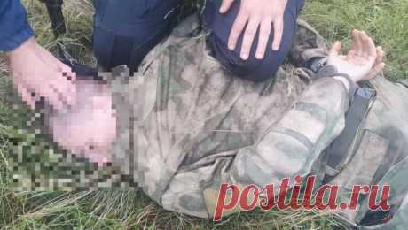 Росгвардия показала фотографии с задержания мужчины, стрелявшего в Калужской области. Росгвардия опубликовала фотографии с места задержания мужчины, который устроил стрельбу около монастыря Оптина пустынь в Калужской области. По данным ведомства, сотрудники ОМОН Росгвардии нашли мужчину на берегу реки Жиздра в районе ...