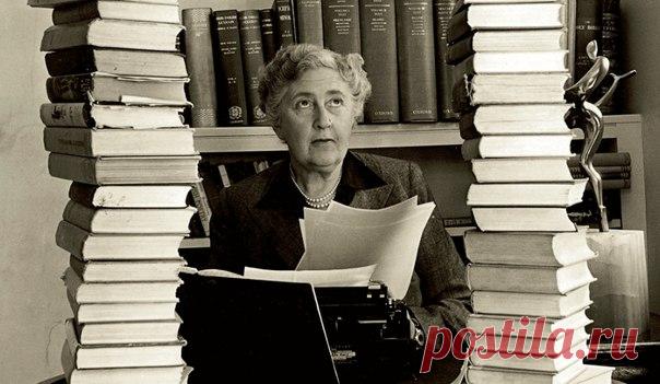 #Детектив@bookary, #Подборка@bookary

За свою жизнь Агата Кристи подарила миру 60 детективных и 6 психологических романов, 19 сборников рассказов и 16 пьес. Ее книги проданы тиражом свыше 4 миллиардов экземпляров и переведены более чем на 100 языков мира.