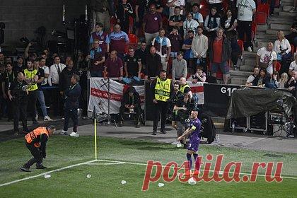 Болельщики разбили голову футболисту стаканом во время финала Лиги конференций. Болельщики разбили голову капитану итальянской «Фиорентины» Кристиано Бираги стаканом во время финала Лиги конференций сезона-2022/2023 против английского «Вест Хэма». Инцидент произошел на 34-й минуте встречи, когда защитник собирался подавать угловой. Арбитрам пришлось остановить матч.