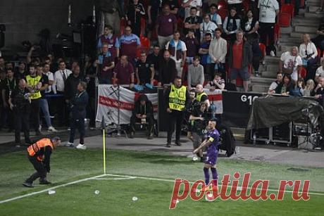 Болельщики разбили голову футболисту стаканом во время финала Лиги конференций. Болельщики разбили голову капитану итальянской «Фиорентины» Кристиано Бираги стаканом во время финала Лиги конференций сезона-2022/2023 против английского «Вест Хэма». Инцидент произошел на 34-й минуте встречи, когда защитник собирался подавать угловой. Арбитрам пришлось остановить матч.