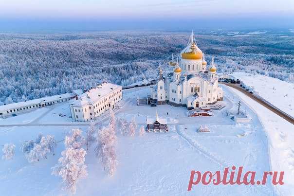 Белогорский монастырь в -25 по Цельсию. Пермский край, Россия. Автор фото – Вадим Балакин: nat-geo.ru/photo/user/37693/