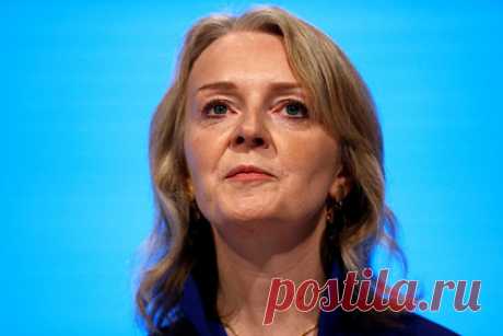 Британия потребовала отвод российских войск перед переговорами с Украиной. Британия потребовала, чтобы Россия осуществила отвод своих войск перед тем, как вступать в переговоры с Украиной, заявила глава британского МИД Лиз Трасс. По ее словам, Москва не может вести переговоры, «приставив дуло пистолета к виску» Киева. При этом политик заявила, что не верит в приверженность России дипломатии.