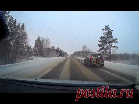 Как заносит машину на зимней трассе - снято видеорегистратором