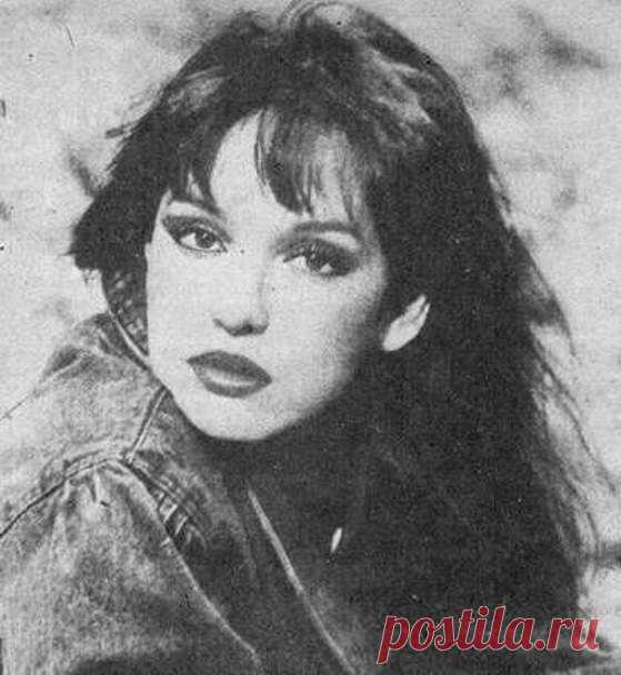 Талантливая актриса и очень красивая женщина ушла от нас на 47 году жизни. В этом видео кадры из трёх фильмов, в которых снялась Анна Самохина.