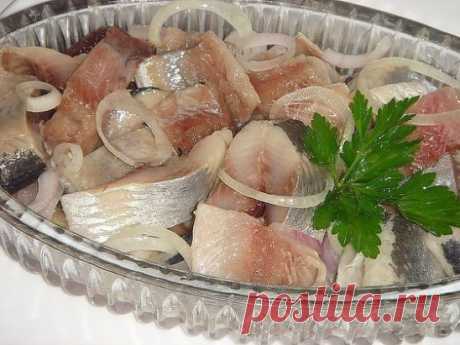 Сельдь в горчично-уксусной заливке - ВКУСНЕЙШАЯ 
Ингредиенты: 
- 3 крупных свежемо роженных сельди 
- 1 большая головка лука (с сиреневым эффектнее) 
- 2 чайные ложки соли 
Показать полностью… 
- 1 чайная ложка сахара 
- 0,5 чайной ложки молотого черного перца 
- 1 чайная ложка горчичного порошка 
- 150 мл подсолнечного масла (можно больше) 
- 1-1,5 чайная ложка уксусной эссенции 
- соль 
- сахар 
- горчица 
- перец 
Масло смешать с уксусной эссенцией. 
Лук нарезать полукольцами. 
Филе селедки н