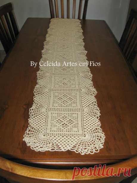 Celeida Ribeiro: Almofada e trilho de com gráfico.