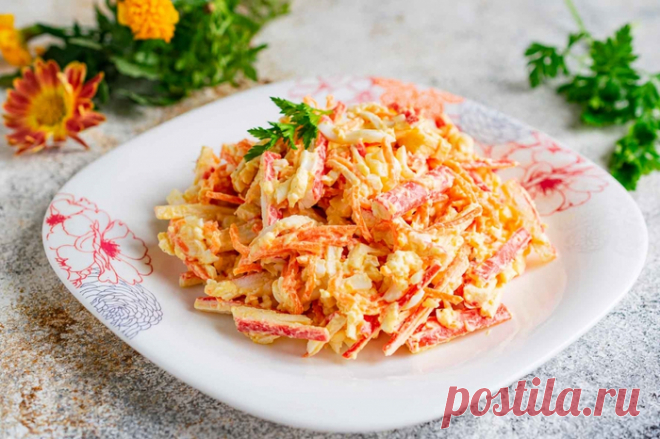 Быстрый и простой салат из крабовых палочек и корейской морковью