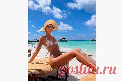 Бывшая жена экс-короля Малайзии Оксана Воеводина снялась в бикини на отдыхе. Экс-супруга бывшего Верховного правителя Малайзии Мухаммада V, победительница конкурса красоты «Мисс Москва 2015» Оксана Воеводина, показала поклонникам несколько фотографий, сделанных во время отдыха на Мальдивах. На снимках 29-летняя модель позирует, сидя на шезлонге на фоне пляжа и построенных над водой бунгало.