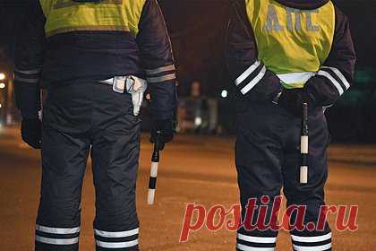 Инспектор ДПС избил россиянина за непристегнутый ремень и получил условный срок. В Крыму сотрудник ГИБДД избил задержанного мужчину, который отказался пристегнуться в служебной машине по дороге в отдел. Во время судебного заседания инспектор сообщил, что такими действиями пытался успокоить задержанного. Его приговорили к трем годам условно с лишением звания старшего лейтенанта.