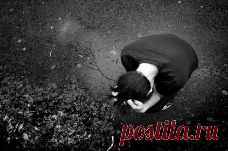 Мне непонятен этот город. Я в нем один, хотя кругом полно людей, полно историй, всё шумно, весело, легко. «Купи!», «Попробуй!», «Будь кем хочешь!» - кричат рекламные щиты, но у людей на лицах маски: ты кто угодно, но не ты.

Играешь роль, живешь по цифрам – часы, минуты, календарь. Свободен так, как может птица, но в то же время некий царь тебе выплачивает деньги, чтоб мог купить себе еду и чтоб тащил, тащил, не падал, и верил в рай, живя в аду.

Танцуй, кружись, резвись –...