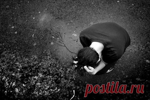 Мне непонятен этот город. Я в нем один, хотя кругом полно людей, полно историй, всё шумно, весело, легко. «Купи!», «Попробуй!», «Будь кем хочешь!» - кричат рекламные щиты, но у людей на лицах маски: ты кто угодно, но не ты.

Играешь роль, живешь по цифрам – часы, минуты, календарь. Свободен так, как может птица, но в то же время некий царь тебе выплачивает деньги, чтоб мог купить себе еду и чтоб тащил, тащил, не падал, и верил в рай, живя в аду.

Танцуй, кружись, резвись –...
