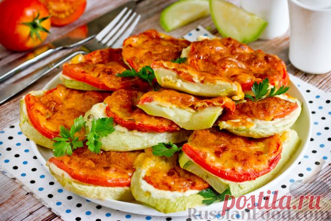 Рецепт: Кабачки, запечённые с помидорами, майонезом и сыром на RussianFood.com