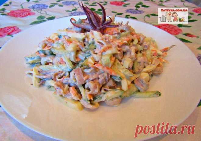 Диетический салат с кальмарами, яйцами и овощами
