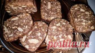 Шоколадная колбаска к чаю Не выбрасывайте остатки печенья! Готовим вкусный и всем известный десерт к чаю - шоколадную колбасу. Всего пара минут на приготовление, 3 часа в холодильнике и готово новое угощение. Ежедневно вокруг появляется огромное множество различных кондитерских новшеств: пирожных, бисквитов, тортов, кексов. В этом изобилии выбора зачастую забываются старые, проверенные не одним поколением рецепты. Рецепт этой сладкой шоколадной колбаски из печенья и какао ...