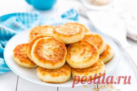 Сырники считаются одним из самых вкусных и простых завтраков. Но не все хозяйки берутся за их приготовление. На это есть несколько причин. Во-первых, домашние сырники не получаются такими же высокими и пышными, как в ресторане. Во-вторых, заготовки из творога разваливаются в процессе жарки. - 11 сентября - 43791828249 - Медиаплатформа МирТесен