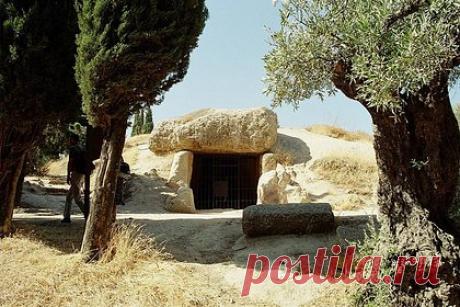 Крупнейший дольмен Европы оказался величайшей инженерной постройкой неолита. Археологи, геологи и историки из Испании выяснили, что крупнейший в Европе дольмен Куэва-де-Менга представляет собой одно из величайших инженерных достижений эпохи неолита. Для его строительства потребовались бы строительные леса и веревки, а для транспортировки крупных камней нужны были ровные дороги.