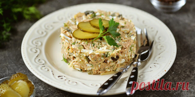 Самые вкусные салаты с солёными и маринованными огурцами: рецепты - Лайфхакер