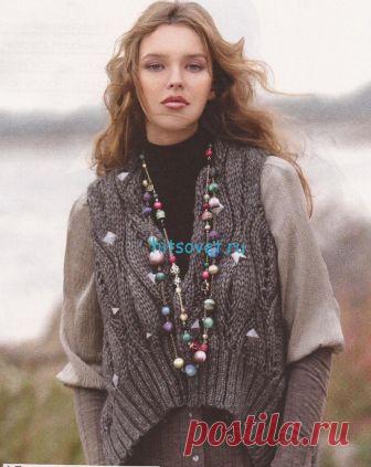 Женская безрукавка с узором из листьев - Хитсовет Женская безрукавка с узором из листьев. Вам потребуется: 250 г серой смесовой пряжи из акрила; спицы № 6 и 8; 27 металлических пуговиц.