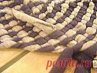 Интересный коврик из футболочной пряжи.