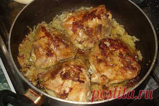 КУРОЧКА ПО-ОСОБОМУ 

Такая вкуснятина, что оторваться невозможно. Готовится быстро. Съедается еще быстрее. 

Ингредиенты: 
Курица (или ее части) — 1 кг 
Лук репчатый — 3 шт 
Пиво светлое — 1 стакан 
Специи (соль, перец, приправы, по вкусу)Чеснок (по вкусу) 

Приготовление:Курицу разрезать на порции (в рецепте куриные бедрышки), посыпать приправами, посолить, поперчить и натереть толченым чесноком. Оставить на полчаса-час.Лук нарезать четверть-кольцами. Выложить в сковороду...