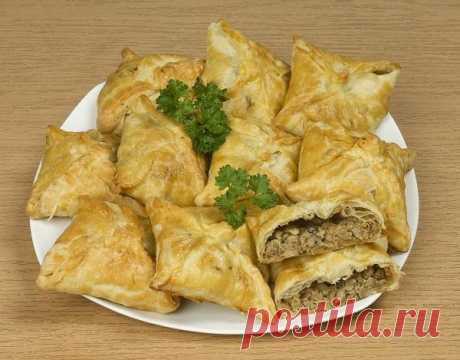 Пирожки-конвертики с мясом и грибами из слоеного теста. Рецепт