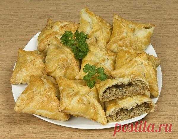 Пирожки-конвертики с мясом и грибами из слоеного теста. Рецепт
