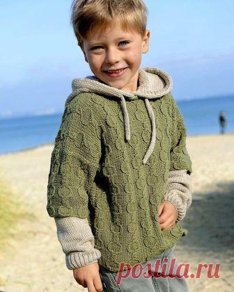 Двухслойный джемпер с капюшоном для мальчика (Вязание спицами) Модный джемпер с эффектом 2-в-1 связан из пряжи двух цветов. Такая модель пригодится в любой сезон! РАЗМЕРЫ 104–110 (116–122) 128–134 ВАМ ПОТРЕБУЕТСЯ Пряжа 1 (96% хлопка, 4% полиэстера; 160 м/50 г)…