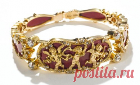 A Fabergé jeweled gold-mounted purpurine bracelet, workmaster Michael Perchin, St. Petersburg, circa 1890, the curved purpurine panels applied with gold frolicking putti and bordered by gold diamond-set scrolls, the links set with diamonds.