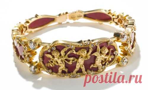 A Fabergé jeweled gold-mounted purpurine bracelet, workmaster Michael Perchin, St. Petersburg, circa 1890, the curved purpurine panels applied with gold frolicking putti and bordered by gold diamond-set scrolls, the links set with diamonds.