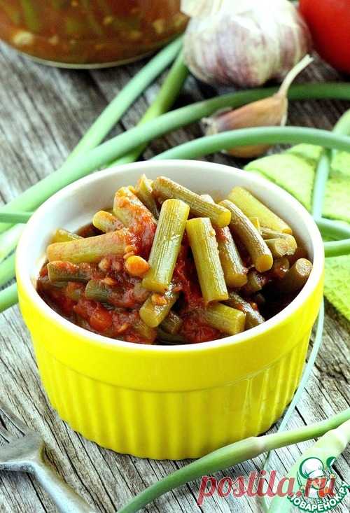 Чесночные стрелки с помидорами на зиму - кулинарный рецепт
