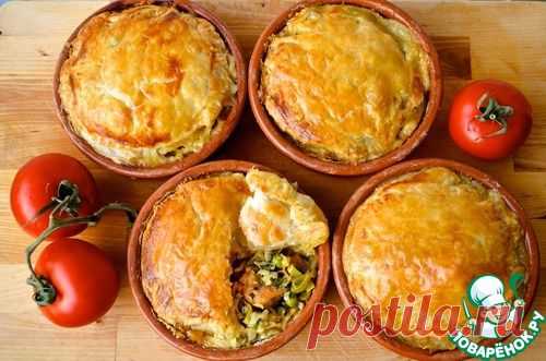 Пироги с курицей, луком пореем и эстрагоном.