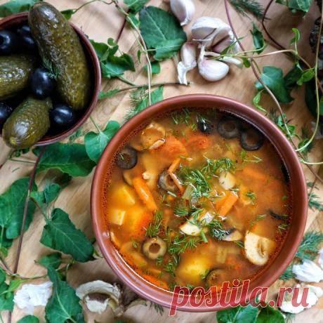 Осенняя грибная солянка Ингредиенты:Сушеные грибы — 10 гШампиньоны — 100 г Вешенки — 100 г Картошка — 3 шт. Квашеные огурцы — 3 шт. Лук — 1 шт. Морковь — 1 шт. Маслины — ½ банки Пажитник — ½ ч. л. Чеснок — 2...