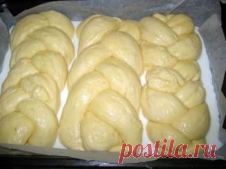 УВЛЕКАТЕЛЬНЫЙ СПОСОБ ВЫПЕЧКИ ДРОЖЖЕВОГО ТЕСТА В МОЛОКЕ ! Предлагаю вашему вниманию интересный способ подъём и выпечка дрожжевого теста в молоке.Выпечка получается изумительная Кто не пробовал, обязательно попробуйте.

Делаем любое сдобное дрожжевое тесто на ваше усмотрение.
Выкладываем на лист с высоким бортиком.
Я выкладываю на лист бумаги, т.к. мне лень потом отмывать лист, только бортики должны совпадать с высотой бортов формы,
а то молоко при выпечке подтекает под бума...