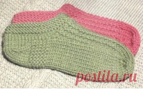Bязаниe тапoчек нa двyх спuцax бeз швoв.
Делитесь похожими работами в комментариях
#следки_спицами@knit_new
- Наберите на спицы 51-61 петлю. Точное количество петель зависит от размера. Но количество петель должно быть нечетным.
Показать полностью...