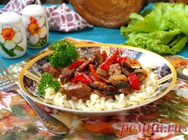 Свинина с шампиньонами и овощами в сковороде Свинина с шампиньонами и овощами в сковороде - сытное мясное блюдо, которым можно дополнить любой гарнир, хотя мой муж ест это как самостоятельное блюдо. Готовится всё довольно просто, а получается вкусно.
