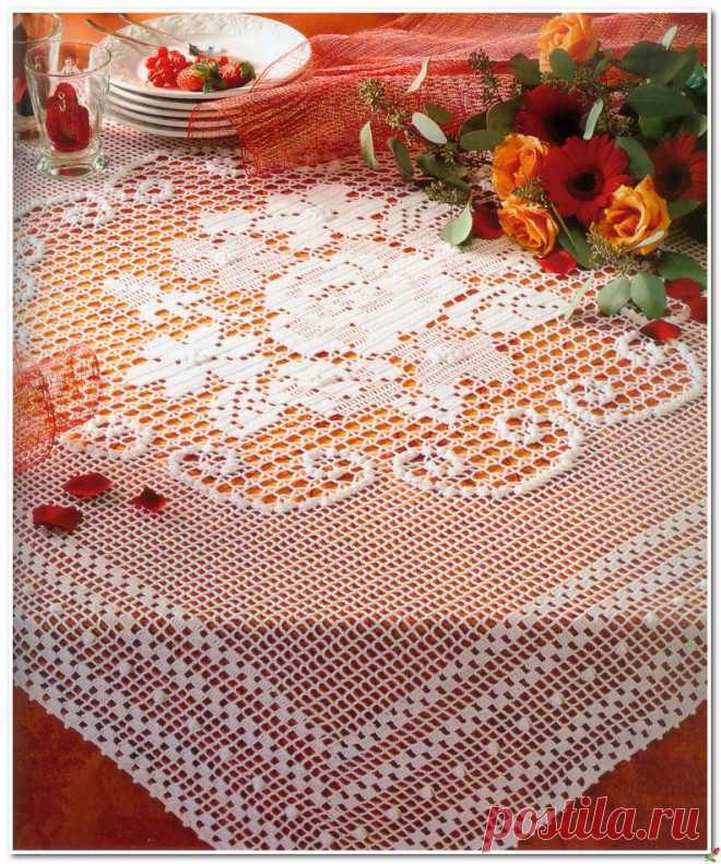 Скатерть в филейной технике с розой в центре.