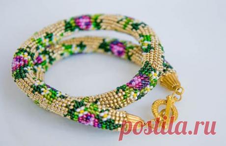 Вяжем бисерный жгут крючком | Тысяча и одна идея Недавно я наткнулась на подборку фантастических жгутов с красивыми орнаментами, и просто загорелась сделать что-то подобное! Тем более, я уже пробовала вязать бисерный жгут крючком, но без рисунка.Конечно, набрать 3500 бисерин точно по рисунку намного сложнее, чем просто набрать 3500, но результат определенно стоит затраченых усилий!