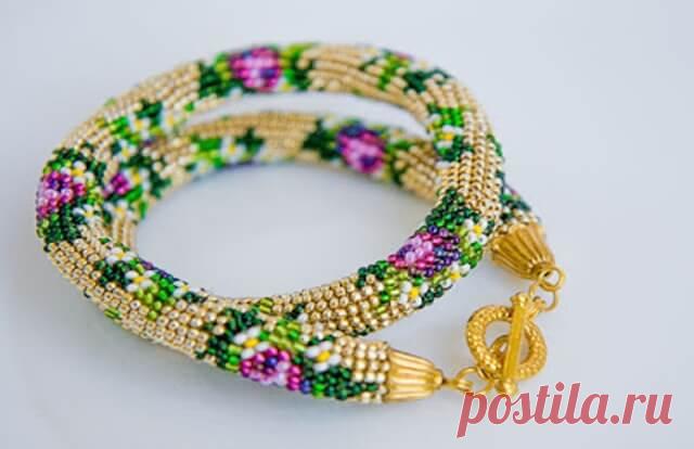 Вяжем бисерный жгут крючком | Тысяча и одна идея Недавно я наткнулась на подборку фантастических жгутов с красивыми орнаментами, и просто загорелась сделать что-то подобное! Тем более, я уже пробовала вязать бисерный жгут крючком, но без рисунка.Конечно, набрать 3500 бисерин точно по рисунку намного сложнее, чем просто набрать 3500, но результат определенно стоит затраченых усилий!