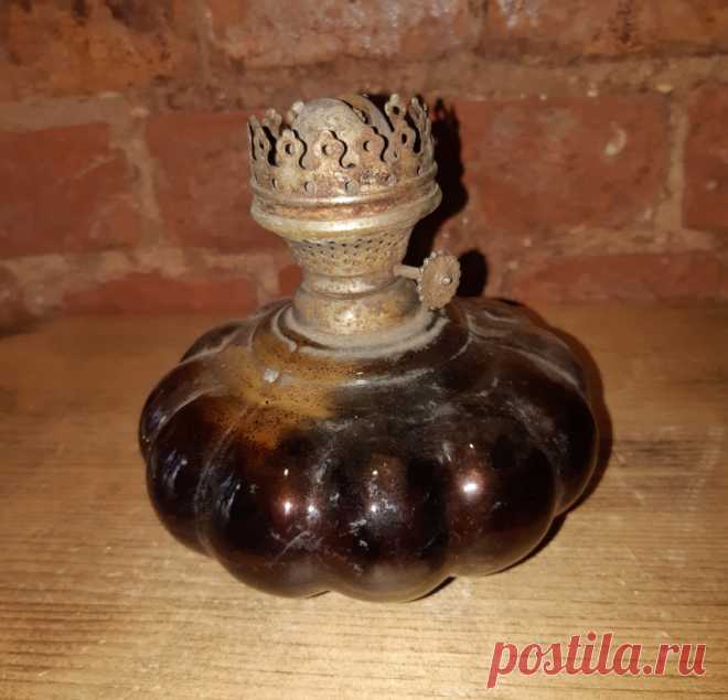 Лампа керосиновая. Начало 20 века. Российская Империя. 
Высота лампы с горелкой / без : 135 / 83 мм. Диаметр лампы : 135 мм. Размер горелки : 45 х 45 мм. 

Цена : 1100 руб.

 Купить сейчас : 

#ЛампаКеросиновая #ЛампаКеросиноваяНачало20века #ЛампаКеросиноваяРоссийскаяИмперия #СветиОсвещение #СтариннаяКеросиноваяЛампа #ОсветительныеПриборыДо1917года